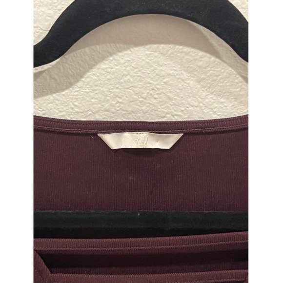 H&M V-Neck Plum Short Sleeve Blouse - Picture 3 of 4